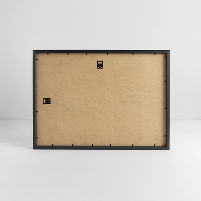 Gerahmtes Poster (69 × 49 cm) - Schwarz