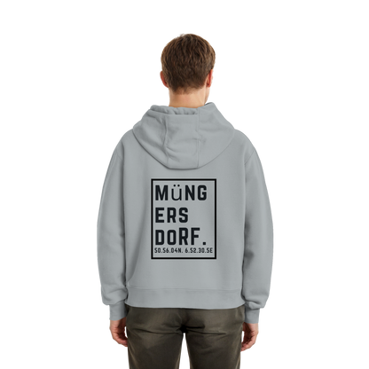 Müngersdorf Koordinaten (großer Druck auf dem Rücken) - Fluffy Boxcut Zipper