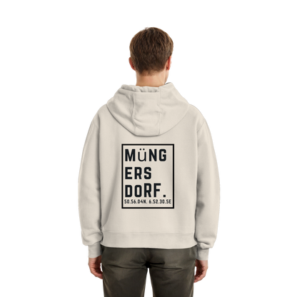 Müngersdorf Koordinaten (großer Druck auf dem Rücken) - Fluffy Boxcut Zipper